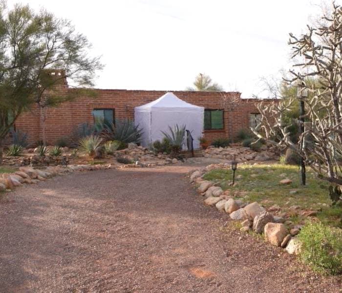 La carpa que fue colocada afuera de la puerta principal de la casa de Nancy Guthrie en Tucson la mañana de este jueves 12 de febrero.