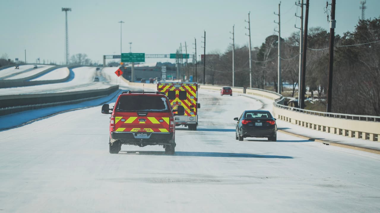 Los bomberos indicaron que la causa pudo haber sido encender una parrillera a carbón dentro del apartamento donde vive esta familia.