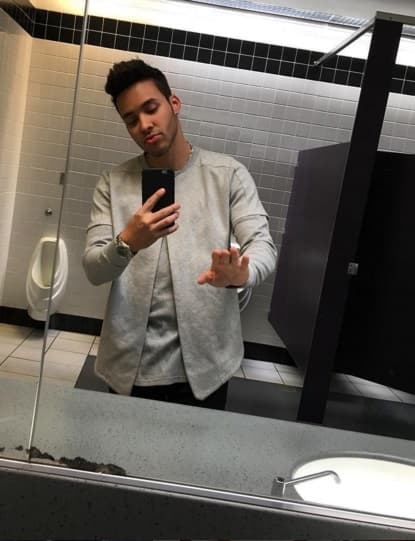 ¿En dónde está Prince Royce? Sí, se fue hasta el baño y aprovechó para tomarse una selfie.