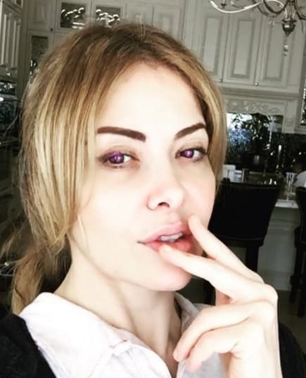 WHAT? Aquí la vemos casi al natural, pero no deja de ser hermosa.