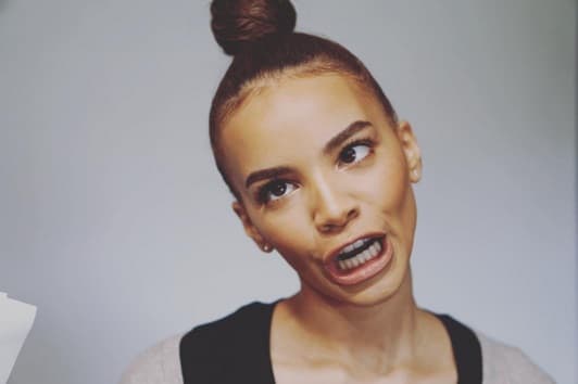 ¿Y esa carita, Leslie? Ahora vemos que nos presume sus dotes en la comedia.