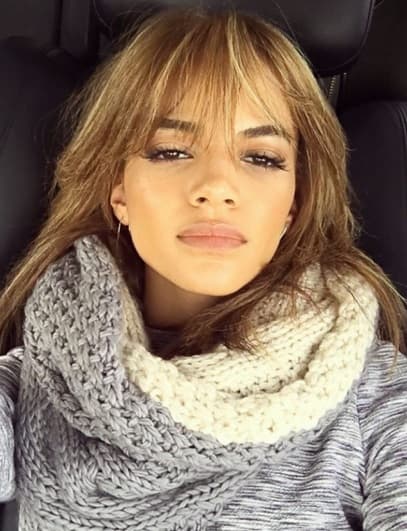 Y casi al natural, también se ve hermosa, por eso y más Leslie Grace resultó nominada.