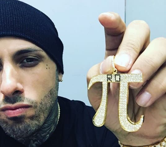 Nicky no deja de mostrar su pasión por le bling bling.