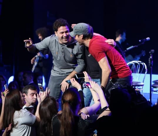 También nos mostró un poco de la locura que se desata en sus conciertos.