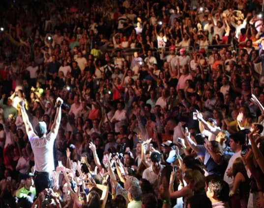 Miles y miles lo aclaman, Enrique sí que es un ídolo.