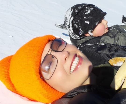 Thalía aprovechó la nieve para ir con sus pequeñitos a pasarla de lo mejor.