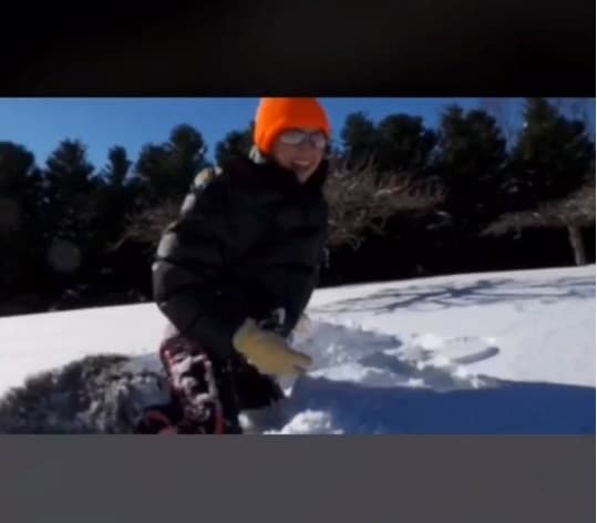 Llevó su locura al extremo y hasta hizo pelotas de nieve para ponerle emoción al momento.