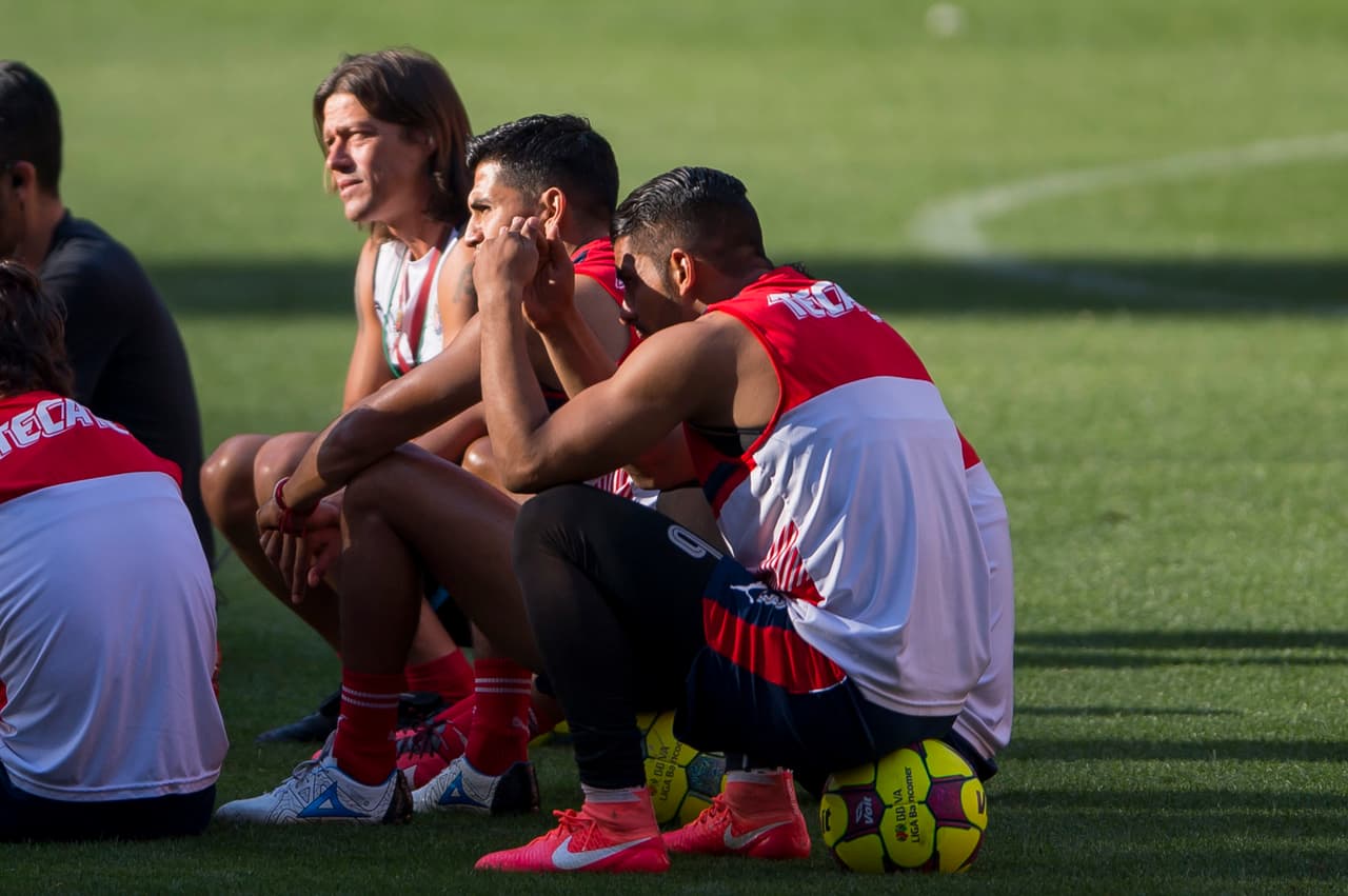 El técnico comparte muy de cerca con los jugadores en los entrenamientos. Eso le permite entenderlos.