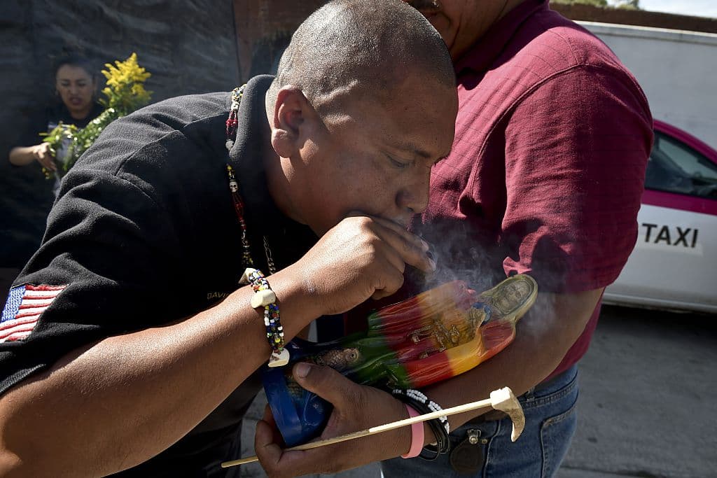 Esta "afición" de gente criminal a pedirle protección a la Santa Muerte para que todo les salga bien solamente ha empañado el culto a esta figura, como lo ha sido también el hecho de que la Iglesia Católica jamás ha reconocido a la Santa Muerte ni como una buena figura de culto y ejemplo ni mucho menos es santa.