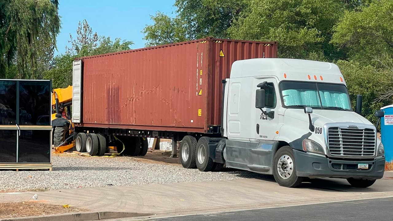 De acuerdo con los primeros reportes, al parecer unas ventanas cayeron desde una grúa sobre el trabajador, aplastándolo y provocándole severas heridas.