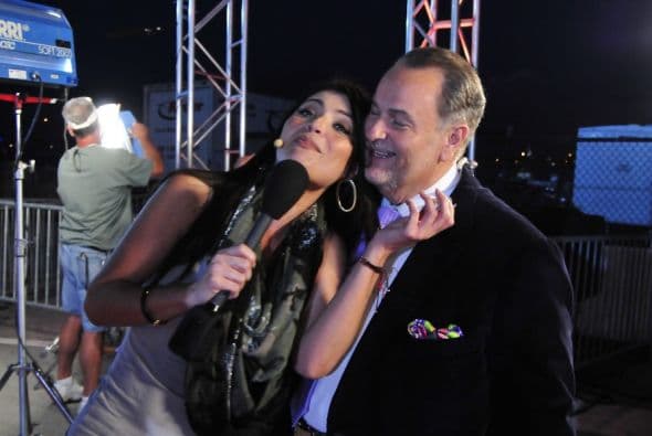 Mientras Chiqui ensayaba, Raúl la acaparó.