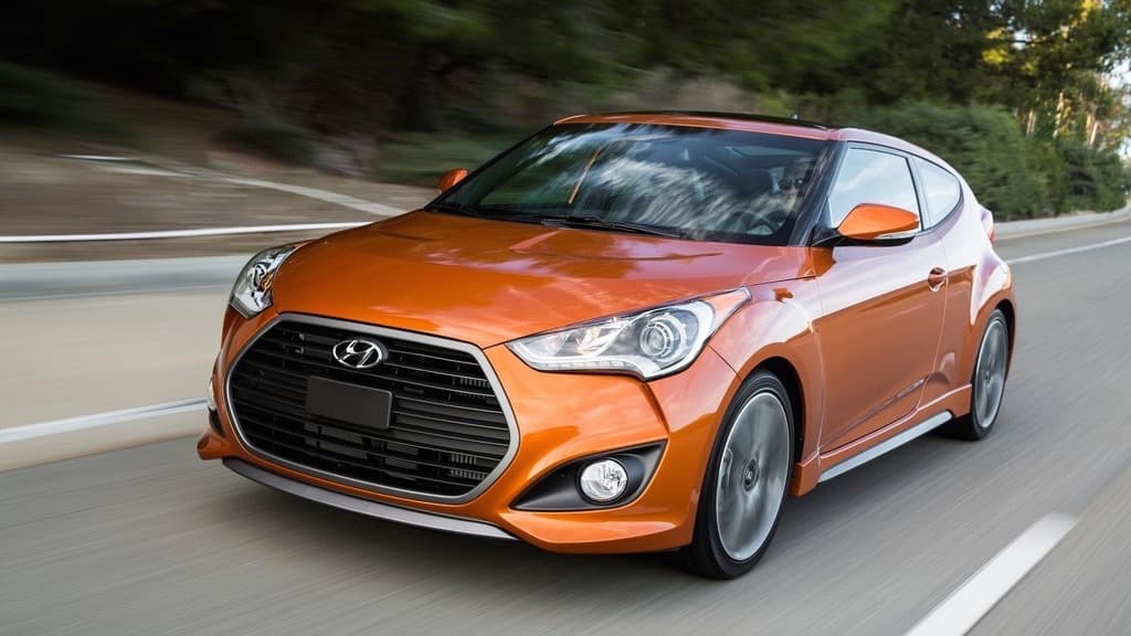 <b>5. <a href="http://www.univision.com/noticias/autos/hyundai-veloster-2016-prueba-a-bordo-resumen-video" target="_blank">Hyundai Veloster </a>2017</b>: Con un 
<b>precio inicial de 18,010 dólares </b>el pequeño deportivo de Hyundai ofrece estilo y la versatilidad de una tercera puerta lateral en el lado del pasajero. Su garantía de 10 años fue uno de los elementos tomados en cuenta para darle el quinto lugar en la lista,