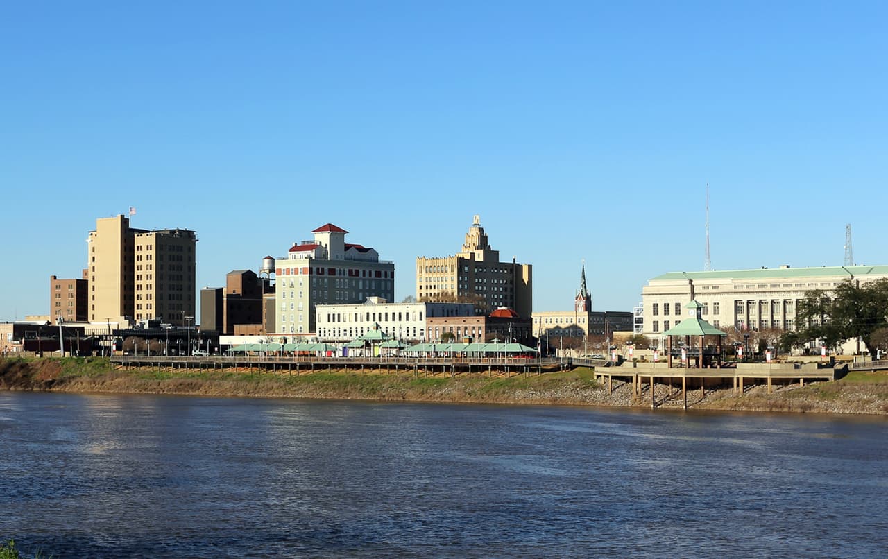 <b>Puesto 18. Monroe, Louisiana.</b>
<br>
<br>Salario promedio en 2019: 30,730 dólares al año. 
<br>
<br>Empleo con más concentración: entrevistadores e investigadores de préstamos (6.3 veces más común que en el resto del país).
<br>
<br>Salario promedio anual de estos empleados: 34,180 dólares (salario promedio nacional: 40,640 dólares). 
<br>
<br>El estudio encontró que la tasa de pobreza en esta ciudad es de 26.0%, la segunda más alta del país y más del doble de la tasa de pobreza nacional. 
<br>