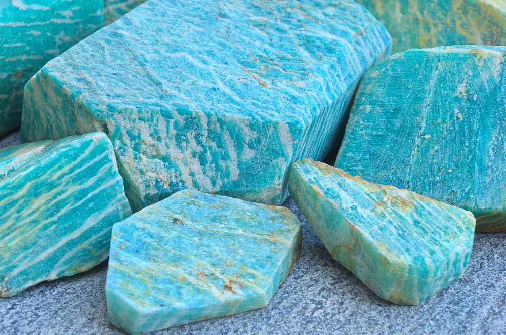 Su nombre curioso es una incógnita, ya que algunos piensan que tenía que ver con las mitológicas amazonas, las guerreras de cuento que portaban la piedra para acrecentar su valentía. Otros creen que es porque la encuentran en regiones del Amazonas, aunque en realidad sus yacimientos se encuentran en lugares tan dispersos como Rusia y las montañas del Colorado en Estados Unidos.