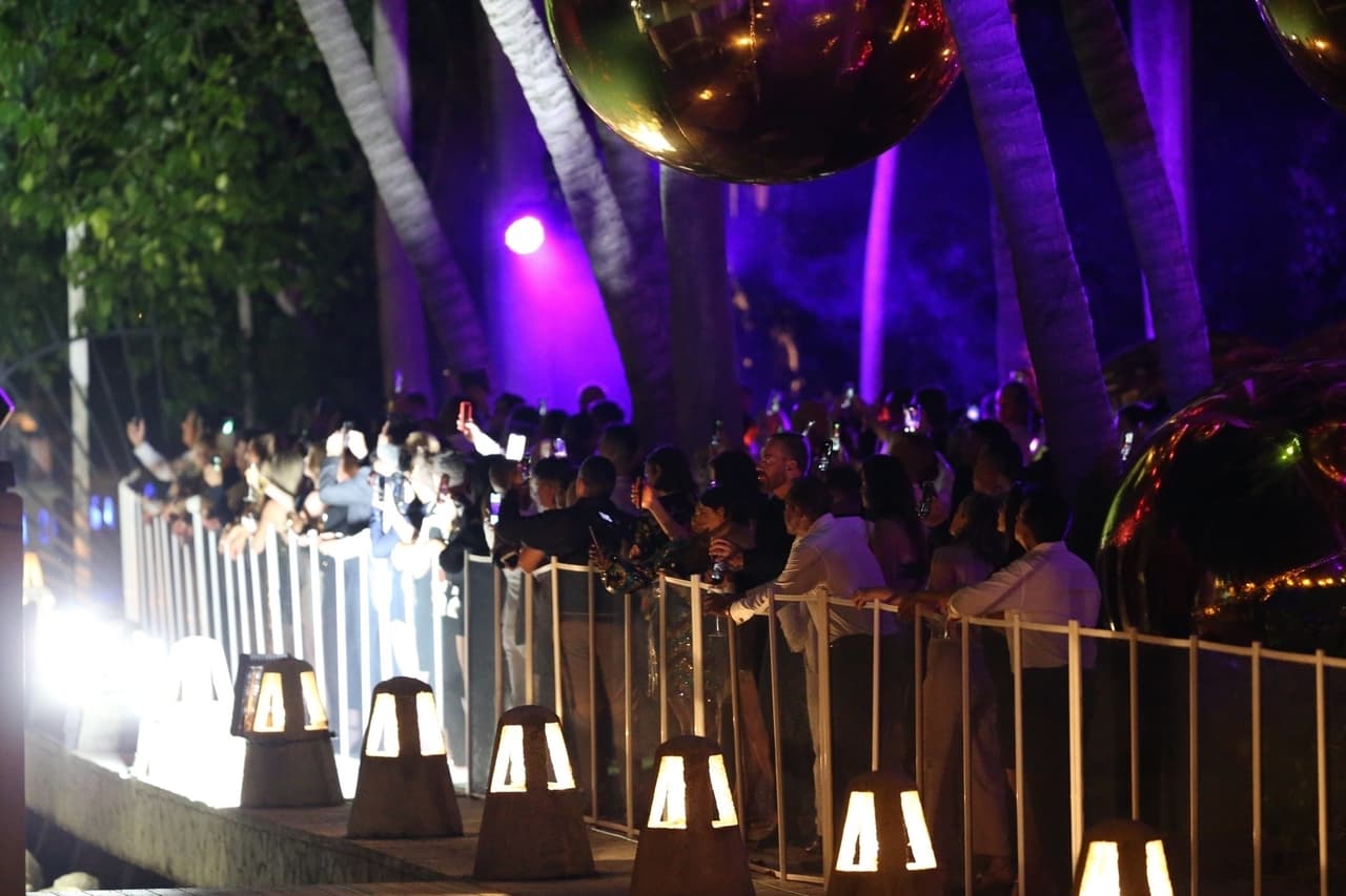 Al lugar, que por fuera fue decorado con enormes esferas doradas, también llegaron fans de la cantante para intentar saludarla y ver de cerca a los invitados.