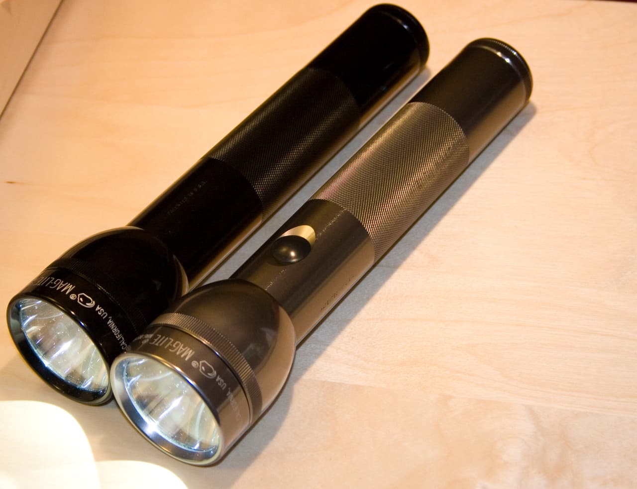 <h3 class="cms-H3-H3">10. Maglite</h3>
<br>
<br>En 1950, Anthony Magica comenzó a trabajar en un torno con solo $125 en ahorros. En 1974 se incorporó como Mag Instrument, donde Anthony entregaría los componentes individuales necesarios para las linternas a los fabricantes de las mismas.
<br>
<br>Aunque solo unos años después pensó que podía fabricar linternas más duraderas que las que sus clientes estaban creando con sus componentes. Así que salió por su cuenta para crearlos y 
<b>comenzó a vender linternas bajo la marca MagLite en 1976</b>. Ahora es la marca que domina el mercado estadounidense de las linternas.
<br>