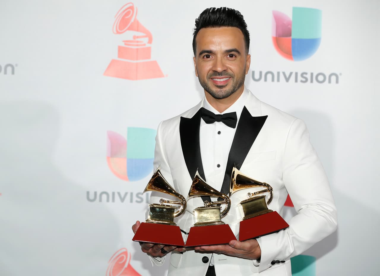 Luis Fonsi, quien ganó tres Latin GRAMMY por 'Despacito' hace unos días, 
<b><a href="https://www.instagram.com/p/BcCzCmahFG2/?taken-by=luisfonsi">mostró su emoción en su cuenta de Instagram escribiendo</a></b>: "En estos tiempos tumultuosos, donde reina la división, estoy más que feliz y orgulloso con una canción en ESPAÑOL esté nominada en tres categorías principales en la edición #60 de GRAMMY. Continuémos compartiendo nuestra hermosa cultura y nuestras raíces con el mundo. No hay mejor momento que ahora. QUE VIVAN LOS LATINOS Y NUESTRA MÚSICA. "
