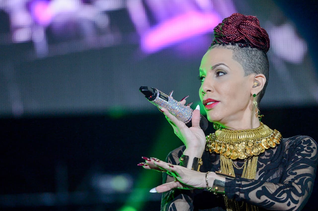 <b>Ivy Queen</b>: su nombre real es
<b>Martha Ivelisse Pesante</b> y nació el 4 de marzo de 1972, en Añasco, Puerto Rico. Comenzó su carrera artística en 1993 y duró activa hasta 2012, cuando se alejó hasta el 2017 que volvió a los escenarios.
<br>