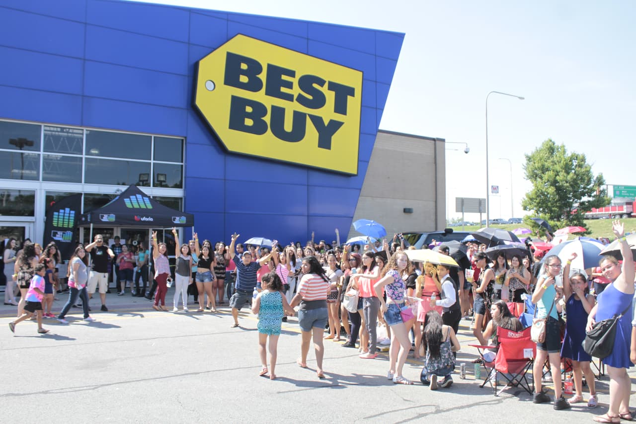 Desde muy temprano cientos de fans hicieron fila en la tienda en la que se iba a presentar el Príncipe de la Bachata para verlo.