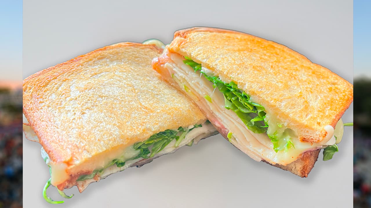 <b>BOUJEE GRILLED CHEESE</b> de Stay Cheesy
<br>Lo describen como el
<b>“sándwich favorito de Estados Unidos”</b>, lleva queso a la plancha gourmet relleno de rúcula fresca, manzanas verdes cortadas en rodajas finas, pavo y
<b>mayonesa de arándanos hecha en casa</b>.
<br>