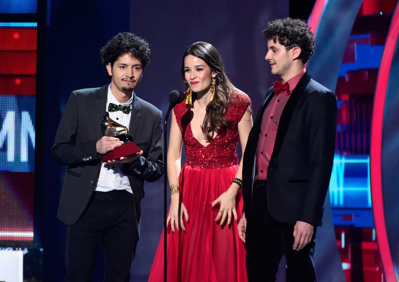 En 2015 ganó en la categoria de Mejor Nuevo Artista, la agrupación colombiana Monsieur Periné.