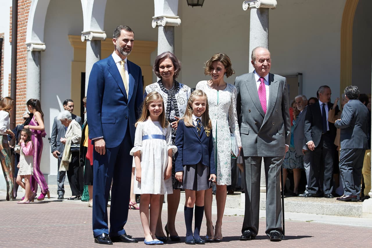 Pese a las obligaciones que acompañan sus títulos, los reyes Felipe y Letizia han procurado que sus hijas crezcan
<b>en un ambiente de normalidad</b>, particulamente en el caso de
<b><a href="https://www.univision.com/entretenimiento/la-princesa-que-apenas-usa-internet-y-ve-la-tele-asi-es-leonor-y-su-manotazo-hacia-la-adolescencia">Leonor</a></b>, quien es la más joven de las herederas reales europeas y cuando acceda al trono
<b><a href="http://www.revistavanityfair.es/realeza/articulos/educacion-princesas-herederas-europeas-colegio-privado-leonor-de-borbon/21167">será la primera mujer</a></b> en regentar los destinos de
<b> </b>España desde Isabel II, cuyo reinado se extendió del 1833 al 1868.