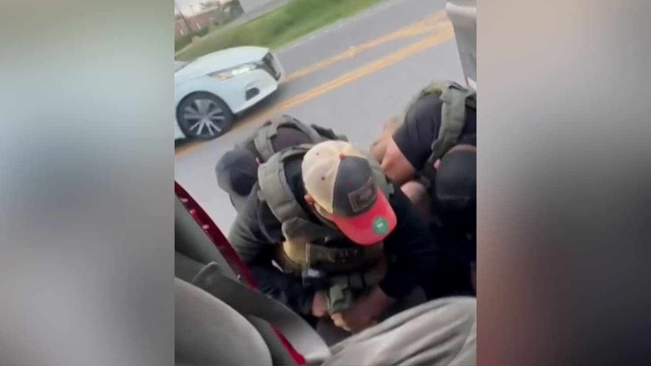 Indignación en Texas: Agentes de ICE acusados de usar fuerza para detener a estadounidense frente a su esposa y su hija
