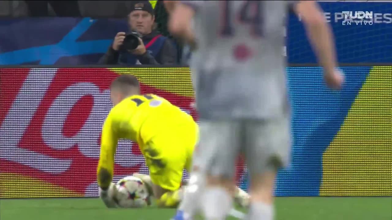 ¡TIRO ATAJADO! disparo por Benjamin Sesko.