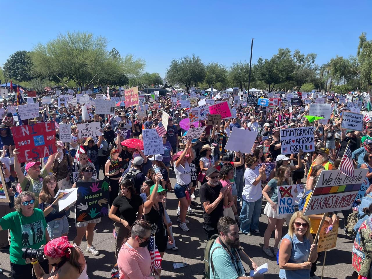 En términos generales, las protestas en Arizona se realizaron de manera 
<b>pacífica</b>.