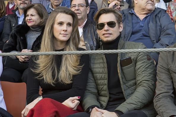 "Es una historia muy bonita, parece de cuento de hadas. La conocí cuando yo tenía 19 años y ella 9 porque es la hija de mi abogado. Fui a su casa y al ver a su esposa pensé que era una señora muy guapa y que me encantaría tener una familia como esa. De repente salió la niña, que era un clon de su madre", dijo Baute en 
<a href="https://www.revistalove.es/historia-amor-carlos-baute-astrid-klisans/" target="_blank">una entrevista</a> para la revista Love.