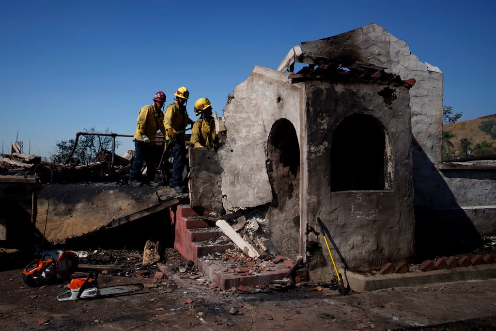 Cerca de 200 bomberos contaron con el auxilio de 40 máquinas y tres helicópteros para sofocar el 
<b>incendio Edgehill</b>, que consumió en total 54 acres.