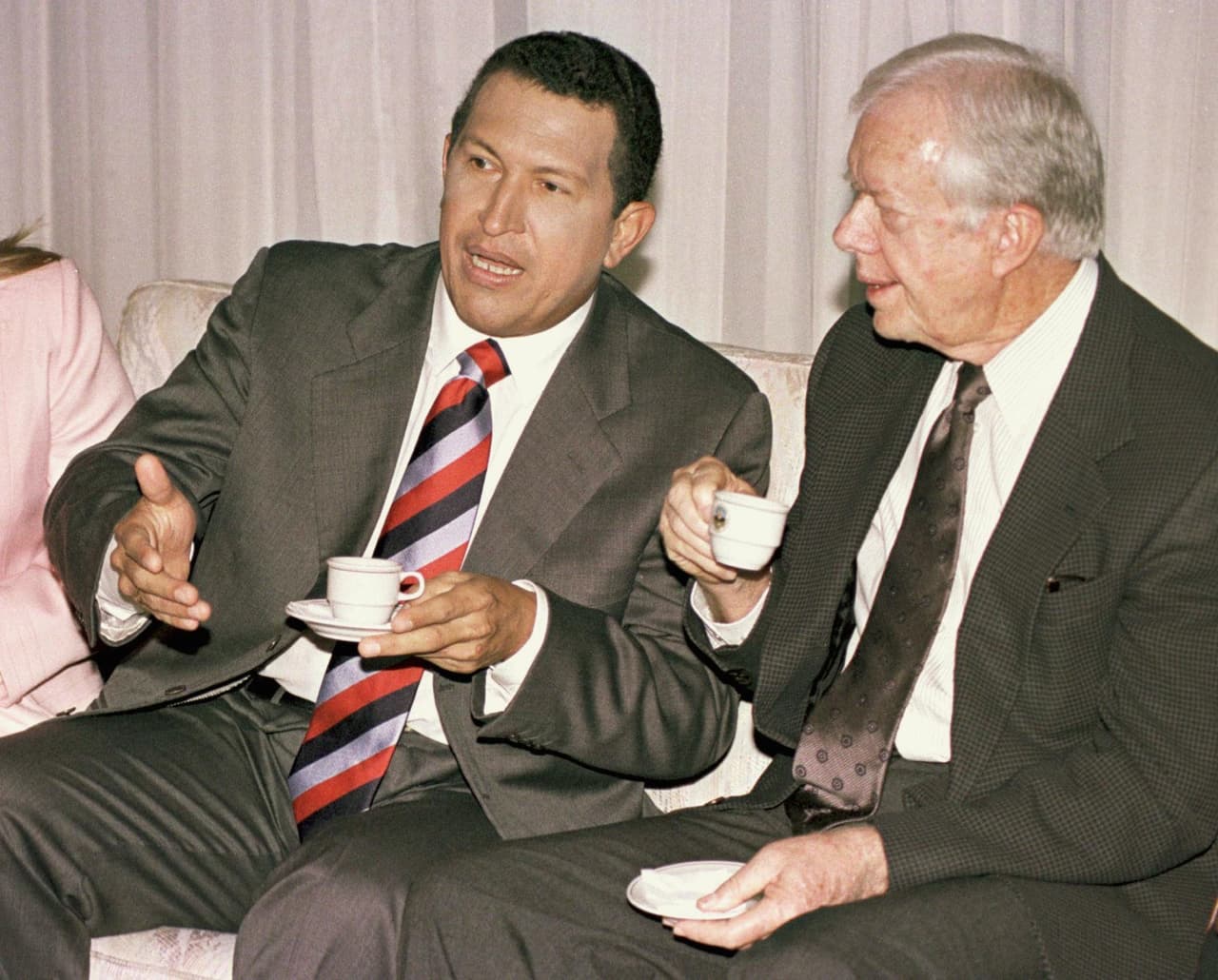 <b>Presidente electo. </b>Luego de una campaña agresiva Hugo Chávez gana las elecciones de 1998 cómodamente. El presidente electo, entonces con un discurso moderado, se reunió con líderes nacionales y extranjeros antes de su toma de posesión. En la imagen junto a Jimmy Carter, días después de las elecciones. 
<br>
