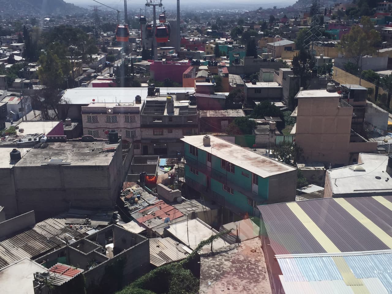 Techos de lámina, vistos a bordo del Mexicable.