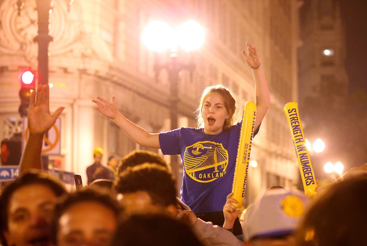 Fans de los Golden State Warriors celebraron en las calles de Oakland