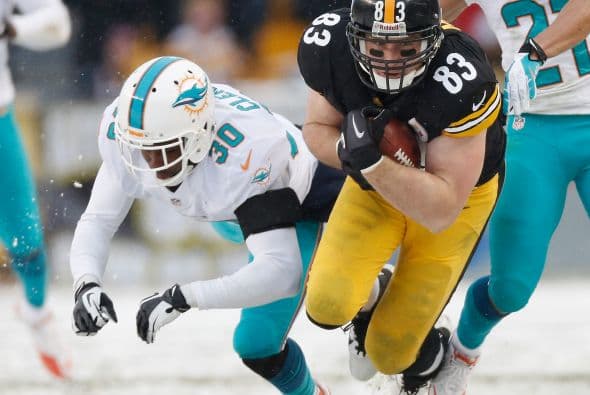 Los fanáticos de los Dolphins ya no hablan de la controversia Incognito/Martin, ni si Ireland o Philbin estarán con el equipo en el 2014, sino que pasan horas calculando… ¡porque tenemos chance de ir a los playoffs! Al principio de la temporada, y sobre todo, después de perder -casi deshonrosamente- contra Tampa Bay y Buffalo, los comentarios sobre Miami eran negativos. Qué si las novatadas, qué si Tannenhill, qué si el running game, qué si la línea ofensiva, que si… qué se yo… Pero ahora, las cosas han cambiado y solo se mencionan las posibilidades que tenemos de jugar en enero. ¡Ay, bendito! Bueno, después de este encontronazo con los portadores de las terribles toallas amarillas, donde salimos vencedores … por media pulgada… 34-28, ya todo me parece posible. Arriba Tannenhill (20 de 33, para 200 yds); arriba Wake and Odrich; arriba Thomas (105 yds, un TD en 16 acarreos); arriba Clay con sus dos TD y arriba Philbin, que mantiene el invicto en la revisión de las jugadas (obtuvo el cambio de “incomplete pass” a TD de Hartline). ¡Arriba, Dolphins, seguimos cuesta arriba!