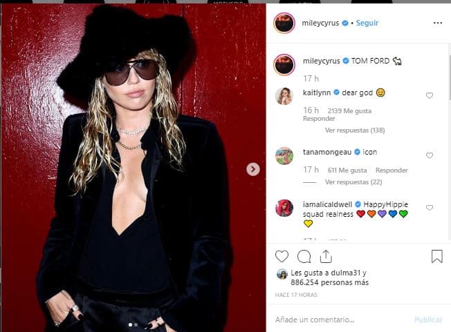 La cantante compartió en su cuenta de Instagram fotos de su look, las cuales generaron miles de reacciones de sus seguidores, pero llamó la atención uno en particular: el comentario de Kaitlynn Carter.