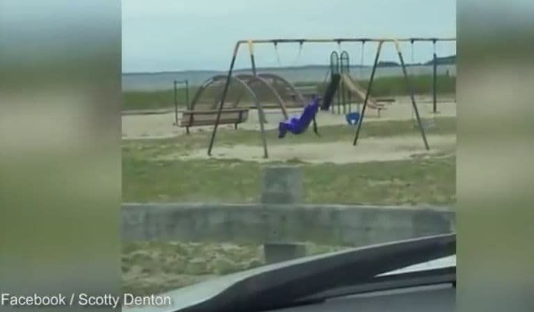 Papá comparte video de columpio moviéndose solo que provoca escalofríos