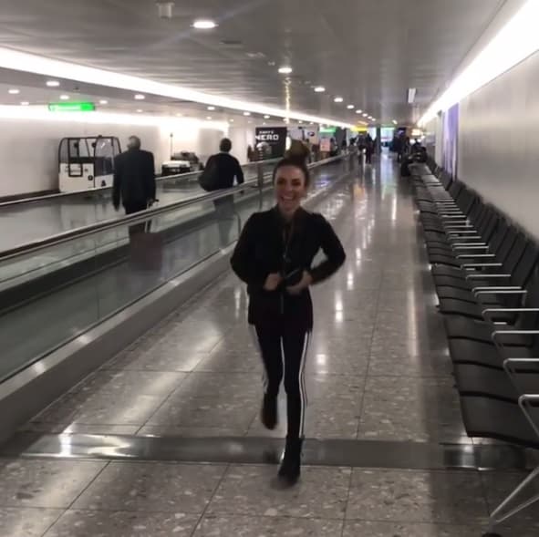 Por poco pierden el vuelo, Erika se entretuvo con su celular, así lo compartió su esposo: "Perdiendo el vuelo.... por andar metida en su celular se siguió por la banda. Ya cuando se dio cuenta estaba como a 100 mts".