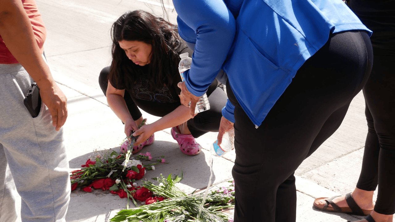 “Eran dos muchachos jóvenes, con ganas de salir adelante”, dijo el abuelo de los dos hermanos. También compartió que sus dos nietos eran muy unidos y no se separaban el uno del otro.
<br>
<br>“Ella era una muchacha alegre todo el tiempo, con ganas de salir adelante; empezaba a trabajar ella desde muy chiquita, hace un año, empezó en el Jack in the Box”, dijo el abuelo de Crystal.
