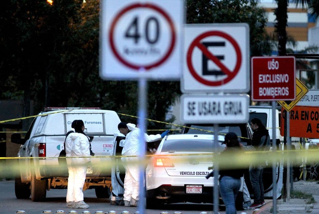 Equipos de expertos forenses en la escena donde ocurrió la balacera, en Zapopan, Jalisco.