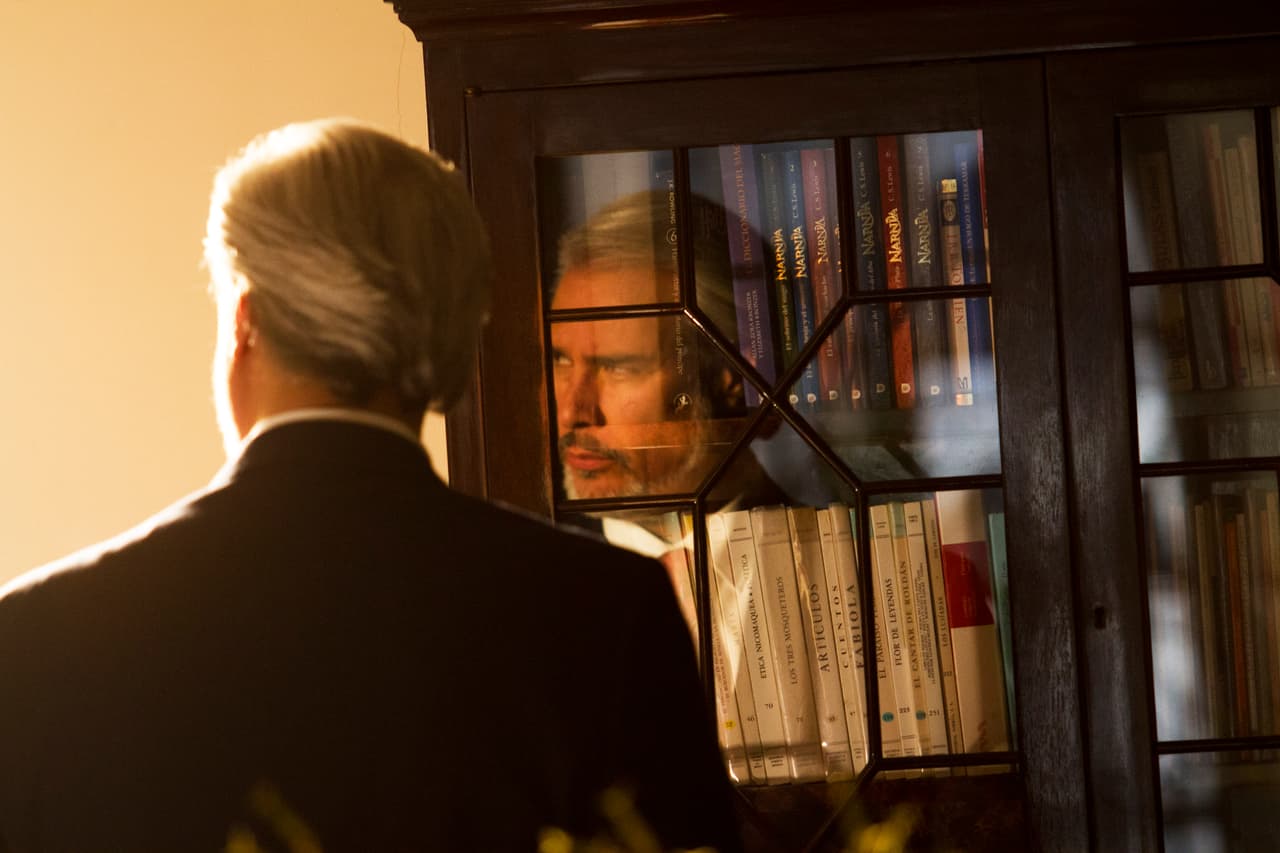 Sinisterra estaba seguro que el culpable de la difusión del video había sido 
<b><a href="http://www.univision.com/series/la-piloto/arap-bethke-es-john-lucio">John</a></b> y no descansaría hasta vengarse.