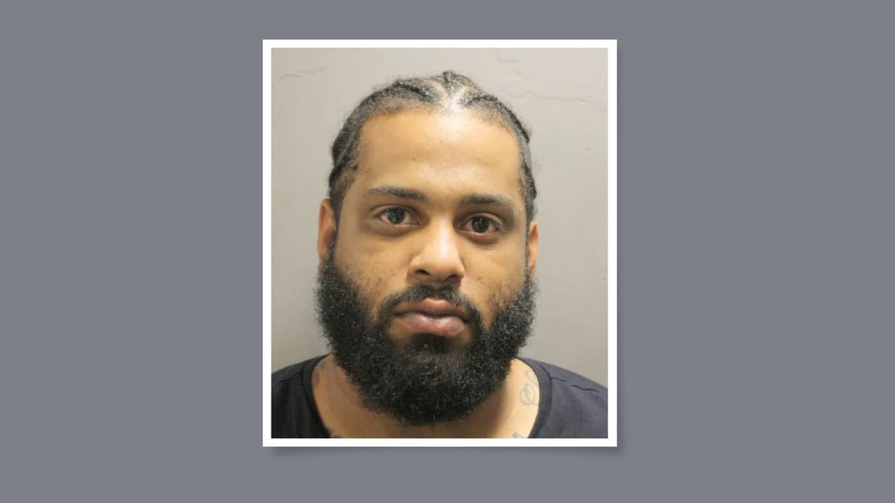 Buscan a un fugitivo de 34 años condenado por prostituir y torturar a una madre de 23 años en Texas