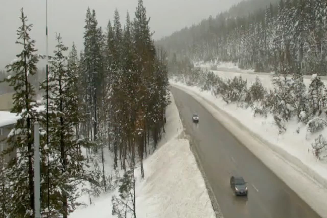 Por la caída de nieve en Donner Pass, funcionarios de la Universidad de California del Laboratorio de Nieve Central Sierra de Berkeley se preguntaron en Twitter si la nevada reciente podría romper el récord de diciembre de 1970 cuando la nueve llegó a 179 pulgadas.