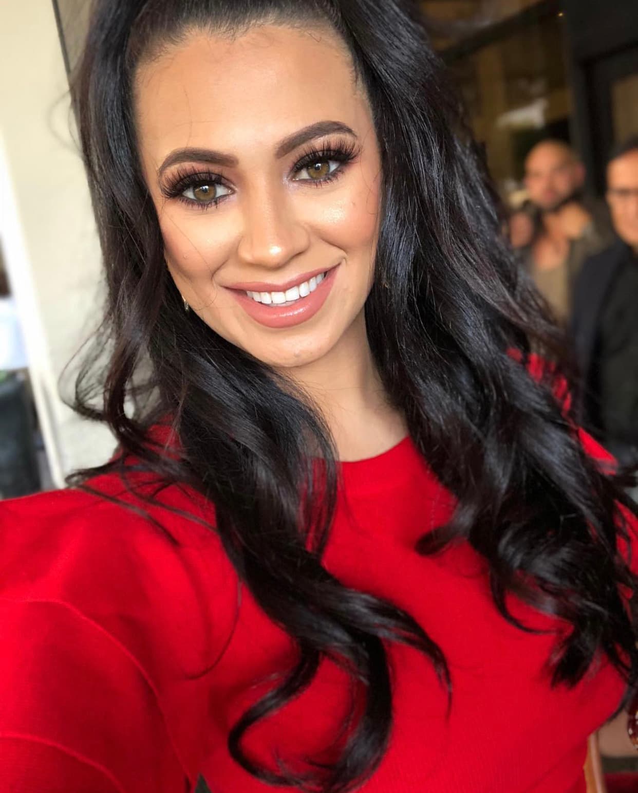 Y junto a su sonrisa y su bella mirada, no es de extrañarnos por qué nos tiene a todos tan enamorados.