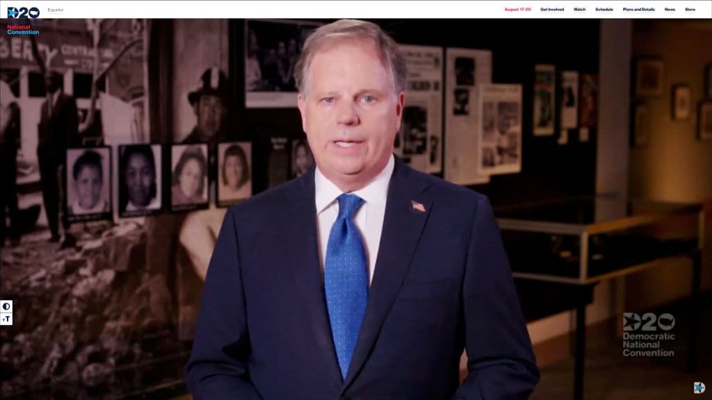 El senador por Alabama Doug Jones enfatizó en una mirada positiva de los estados sureños en medio de las tensiones raciales que vive el país. "Desde muy joven, conocí la esperanza que surge al ver a buenas personas trabajar para sanar nuestras divisiones", dijo.