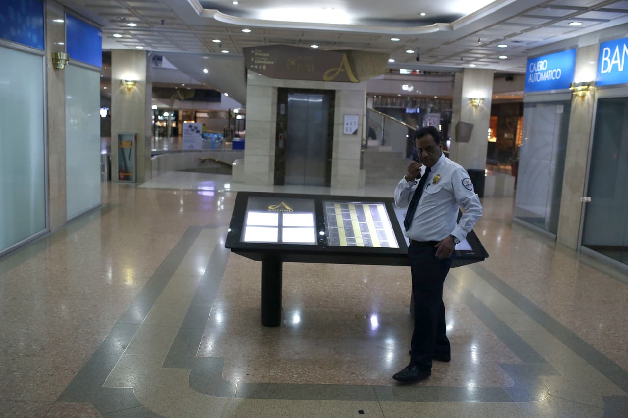 Según algunos testigos el artefacto explosivo habría sido instalado por un hombre en el baño de mujeres. (AP Photo/Ricardo Mazalan)