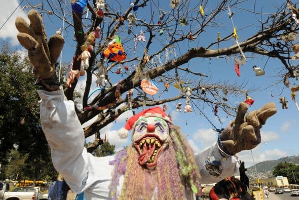Cinco indigentes que sobreviven buscando desperdicios de los depósitos de basura en la capital hondureña, han convertido una acacia en un atractivo "árbol de Navidad de los pobres", en medio del gran derroche de las clases medias y altas en los lujosos centros comerciales.