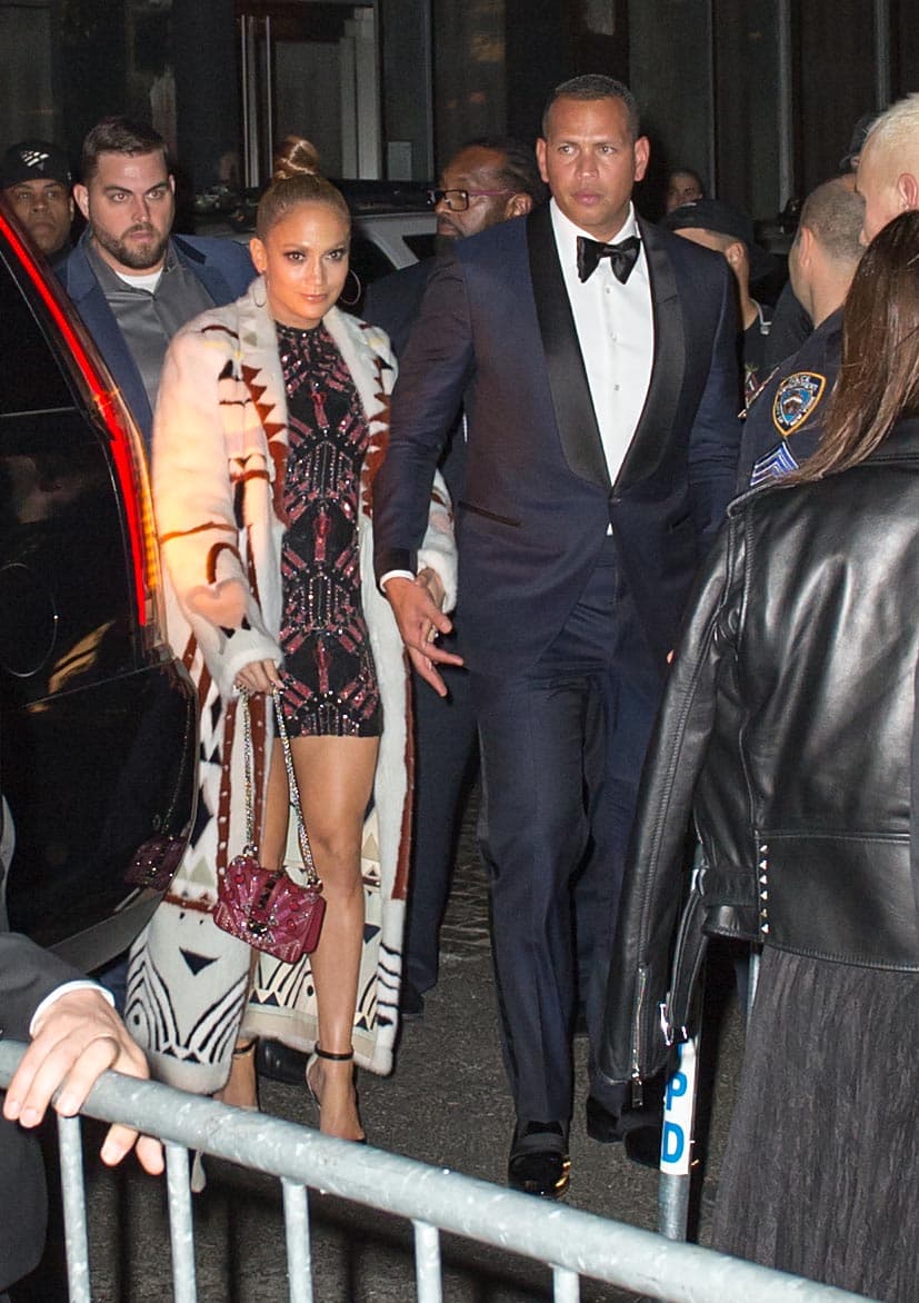 <b>After party.</b>
<br>Y como si no hubiera sido suficiente con los halagos recibidos en la gala del MET, para asistir a las fiesta posterior ella cambió su icónico vestido por uno mini de lentejuelas de Valentino que nunca le quitó protagonismo al esmoquin de él. 
<br>