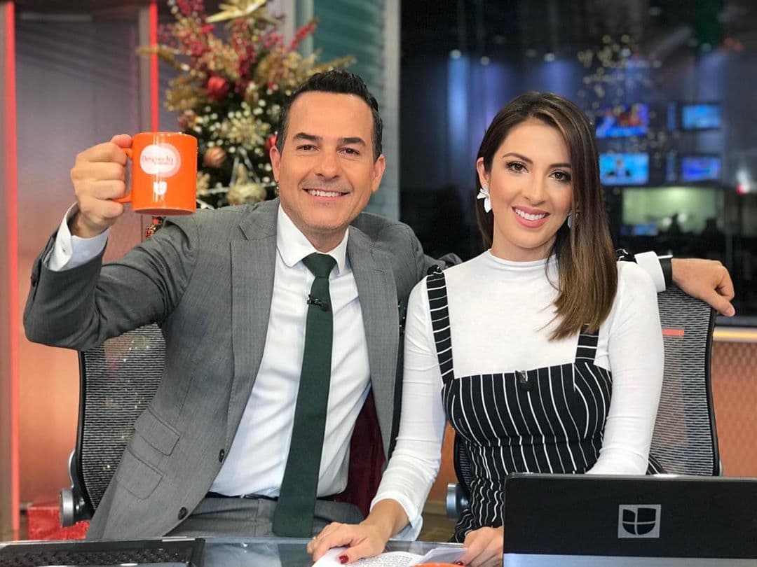 Carlos confesó en uno de los programas que, al estar soltero, sus seguidores lo han emparejado muchas veces con Maity, pero aclaró que entre ellos solo existe una buena amistad.