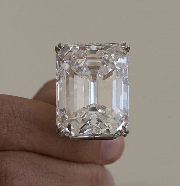 La piedra de color D, sin ninguna falla interna, es el único diamante blanco cortado en el estilo clásico de una esmeralda, con la mayor clasificación de color y claridad, y de más de 100 quilates, que sale a subasta, según Sotheby's.